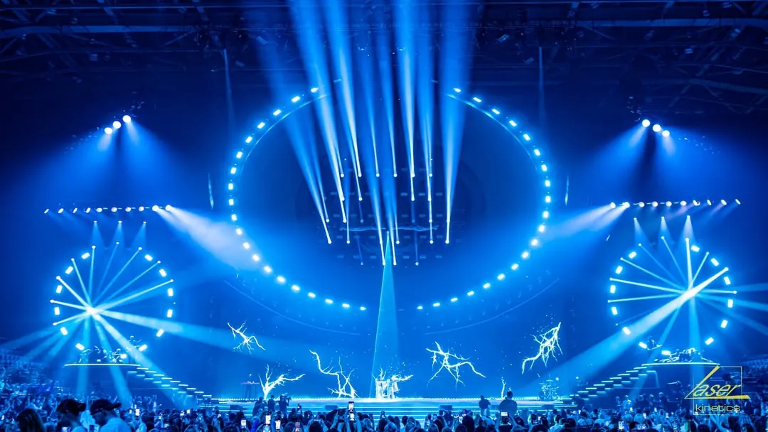 Премия РУ.ТВ ВТБ Арена 21 мая 2026 Москва Световое освещение мероприятия #laserkinetics. Технический продакшен @artkolesogrou 7.webp
