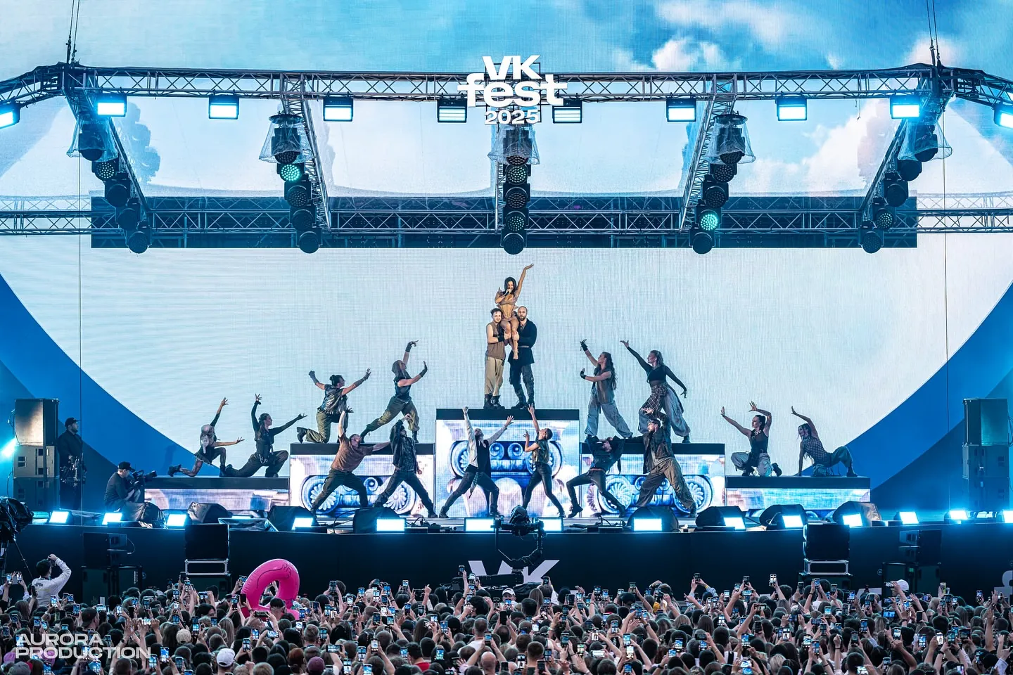 VK Мегамикс на @vk_fest Москва, Лужники Режиссёр – @reznikovaa Помощник режиссёра – @svetlanka_us Продюсер РПГ – @darina.gayda Выпу 27.webp